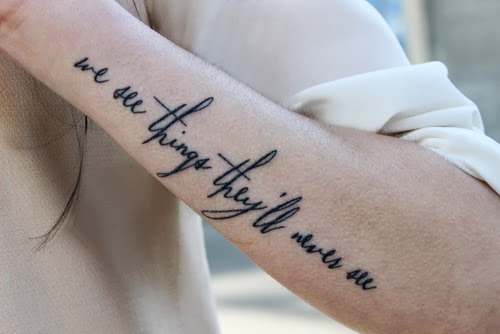 tatuagem de frases no braço feminina oasis