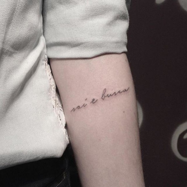 tatuagem de frases no braço feminina pequena