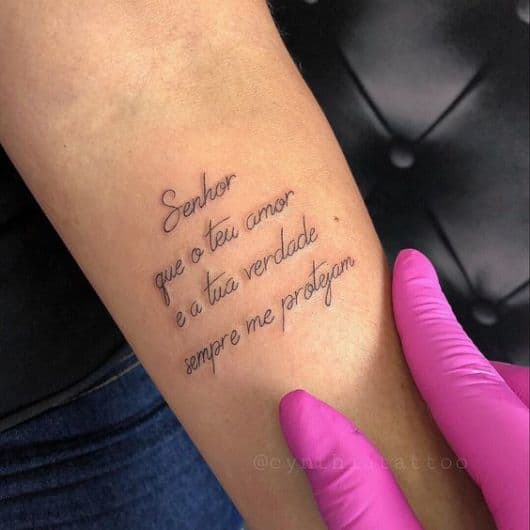 tatuagem de frases no braço feminina religiosa