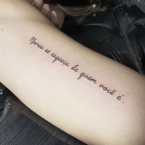 tatuagem de frases no braço feminina simples
