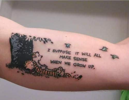 tatuagem de frases no braço masculina com desenho