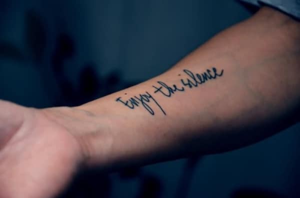tatuagem de frases no braço masculina depeche