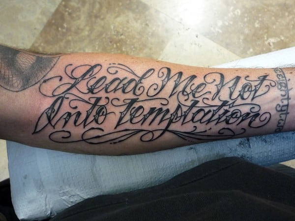 tatuagem de frases no braço masculina incrementada