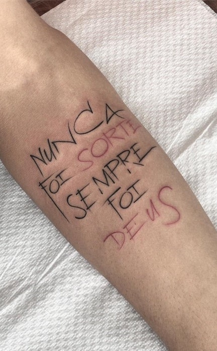 tatuagem de frases no braço masculina religiosa