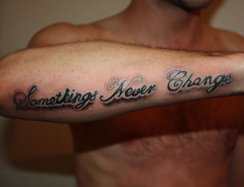 tatuagem de frases no braço masculina simples