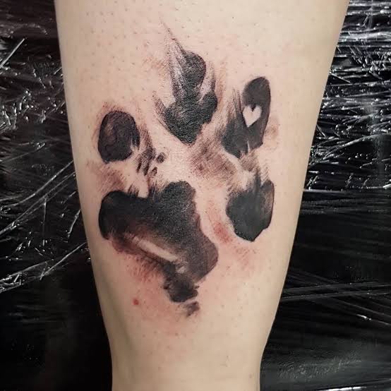 tatuagem de pata de cachorro na perna realista