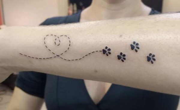 tatuagem de pata de cachorro no braço