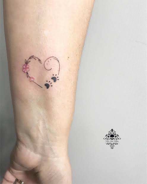 tatuagem de patinha com coração minimalista