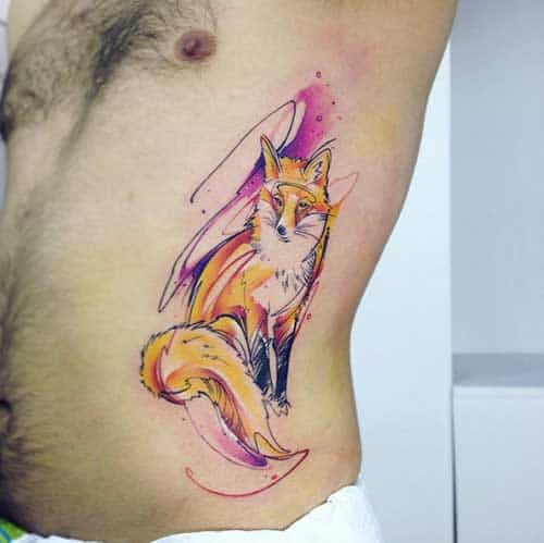 tatuagem de raposa masculina na costela
