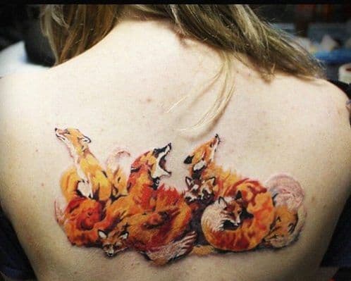 tatuagem de raposas nas costas