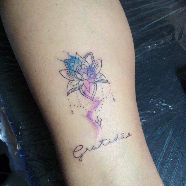 tatuagem gratidão com flor