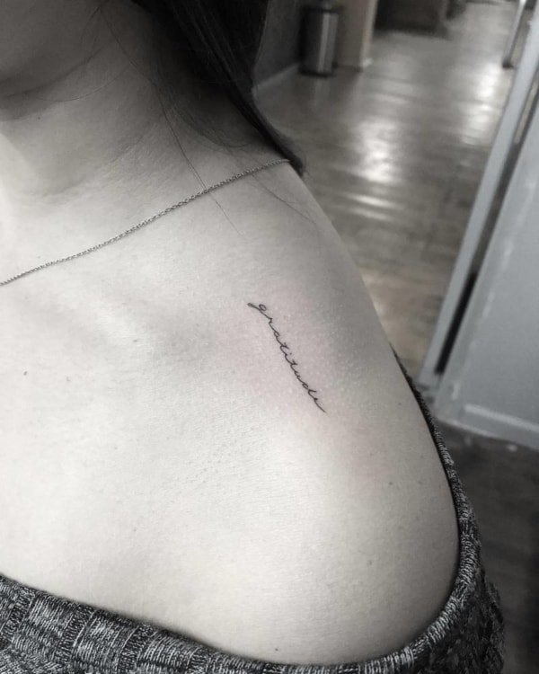 tatuagem gratidão em inglês pequena