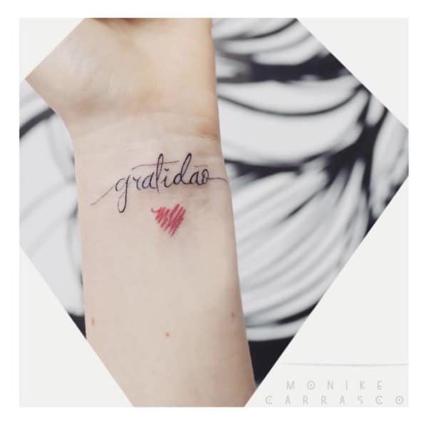 tatuagem gratidão com coração pequena