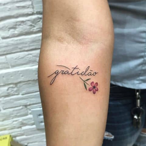 tatuagem gratidão com flor bonita