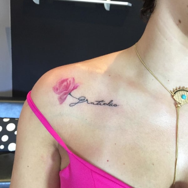 tatuagem gratidão com flor pequena