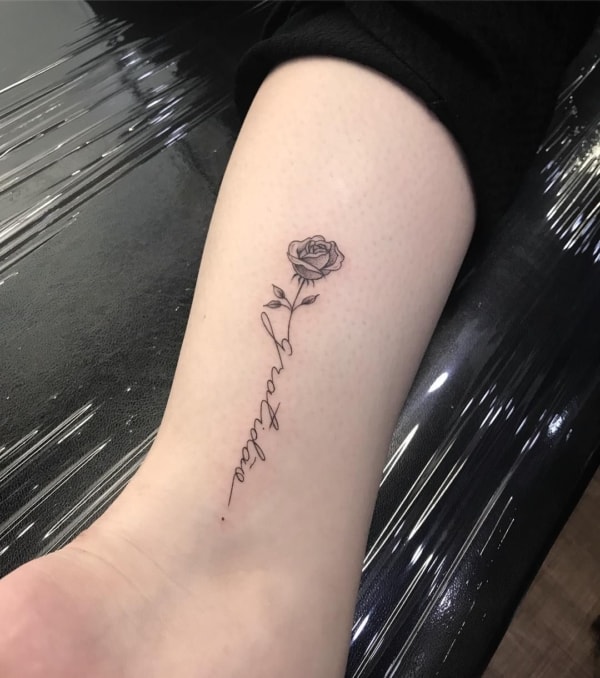 tatuagem gratidão com flor rosa