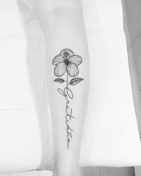tatuagem gratidão com flores