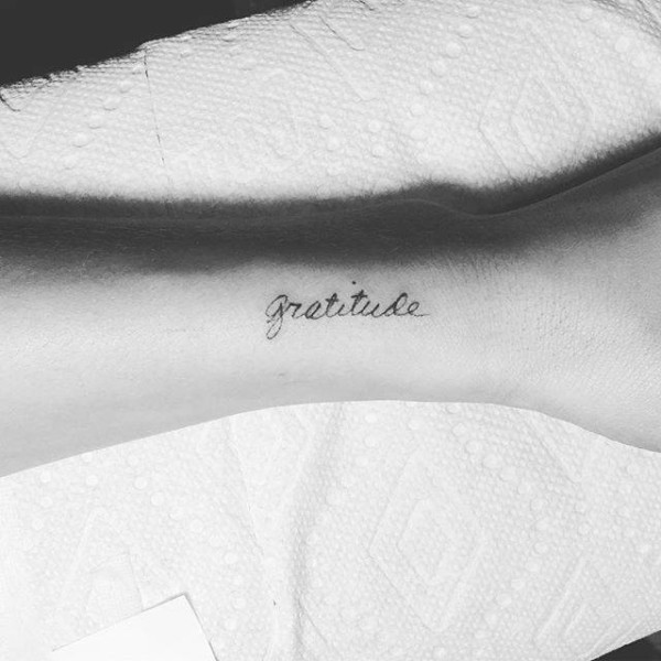tatuagem gratidão em inglês no braço