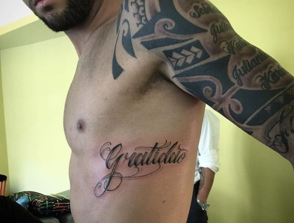 tatuagem gratidão na costela masculina
