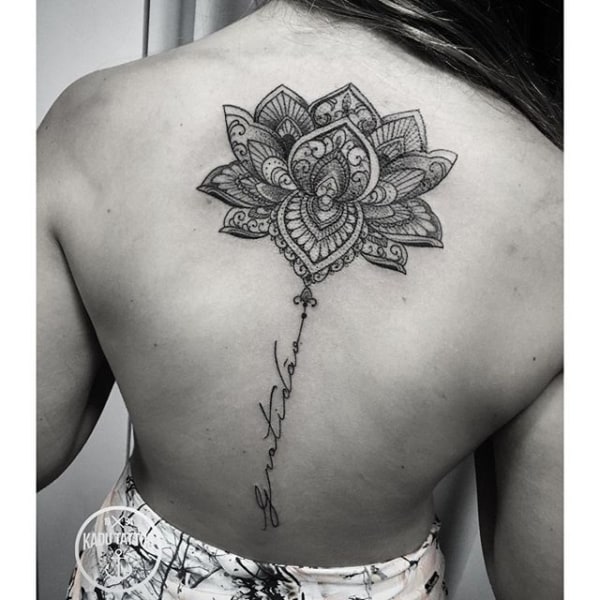 tatuagem gratidão nas costas feminina