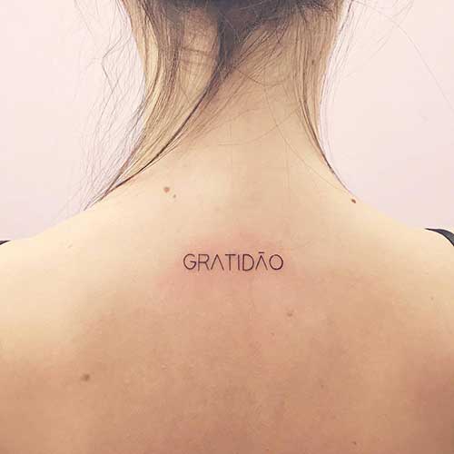 tatuagem gratidão nas costas