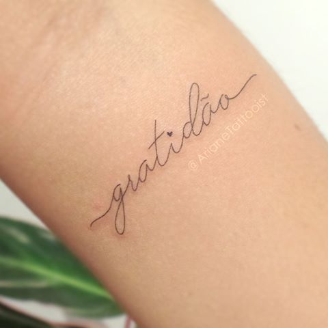 tatuagem gratidão no braço feminina