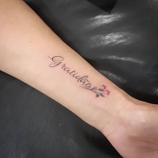 tatuagem gratidão no braço linda