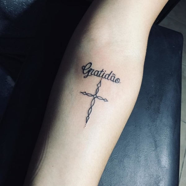 tatuagem gratidão no braço simples