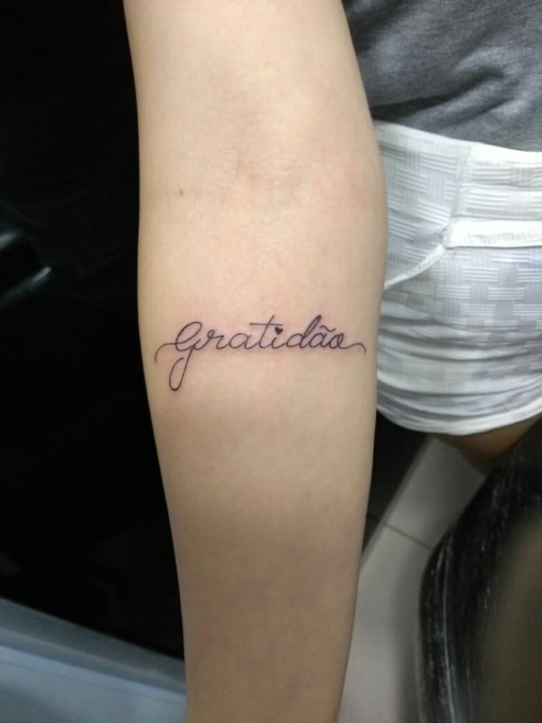 tatuagem gratidão no braço