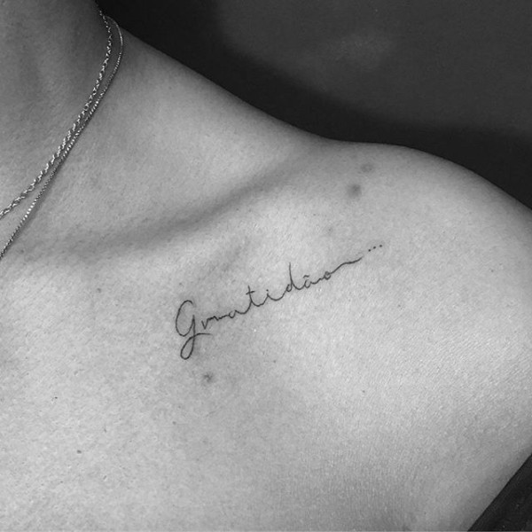 tatuagem gratidão no ombro delicada