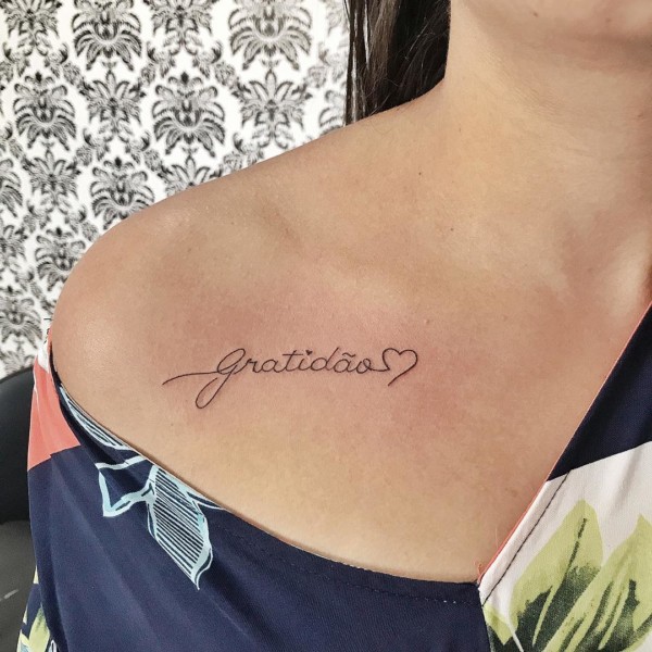 tatuagem gratidão no ombro linda