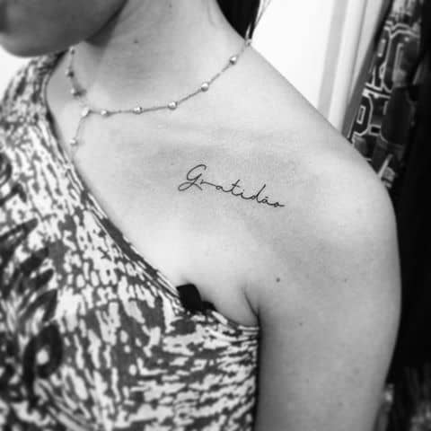 tatuagem gratidão no ombro simples