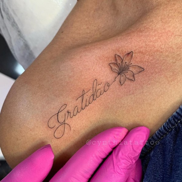 tatuagem gratidão no ombro