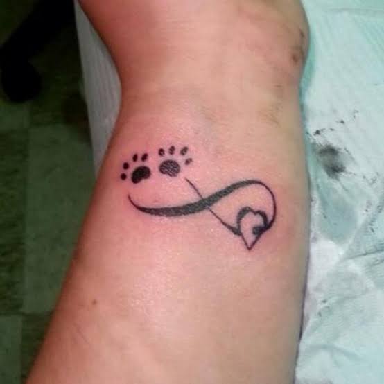 tatuagem no pulso de pata de cachorro