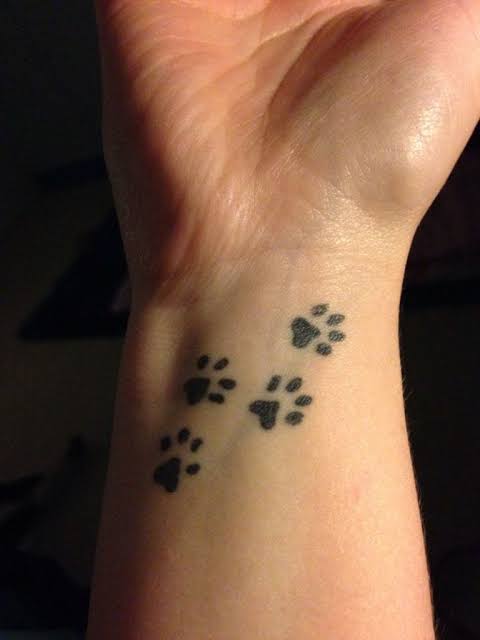 tatuagem patinhas de cachorro no pulso