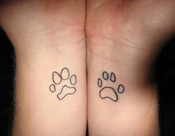 tatuagem pequena de pata de cachorro no pulso