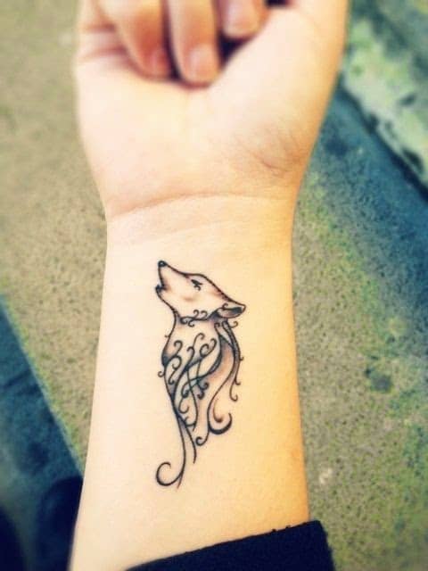 tatuagem pequena de raposa no braço