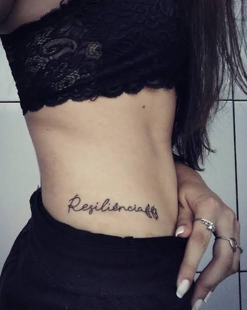 tatuagem resiliência na costela linda