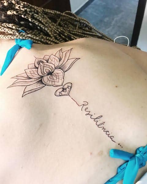 tatuagem resiliência nas costas grande 1