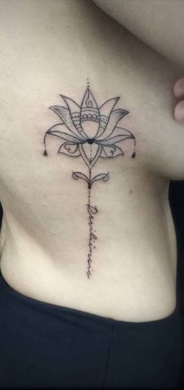 tatuagem resiliência na costela com flor
