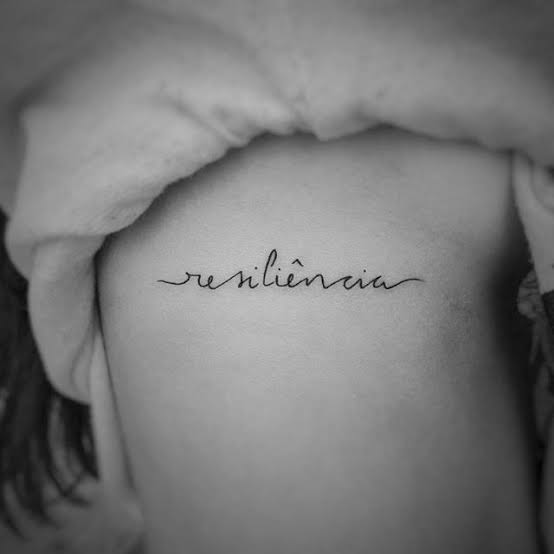tatuagem resiliência na costela minimalista