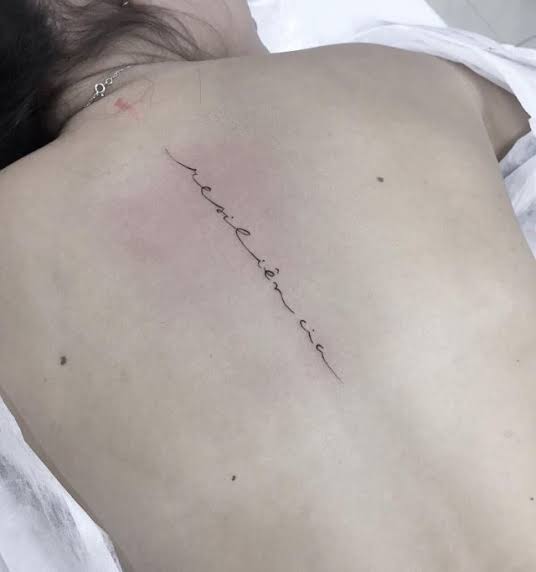 tatuagem resiliência nas costas pequena
