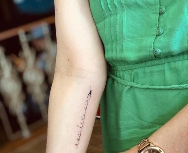 tatuagem resiliência no braço minimalista