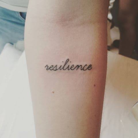 tatuagem resiliência no braço simples