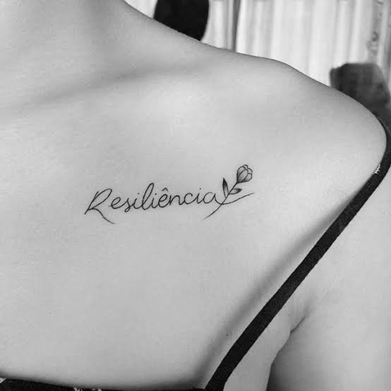 tatuagem resiliência no ombro com flor