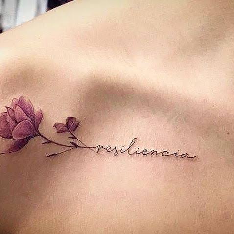 tatuagem resiliência no ombro com rosa