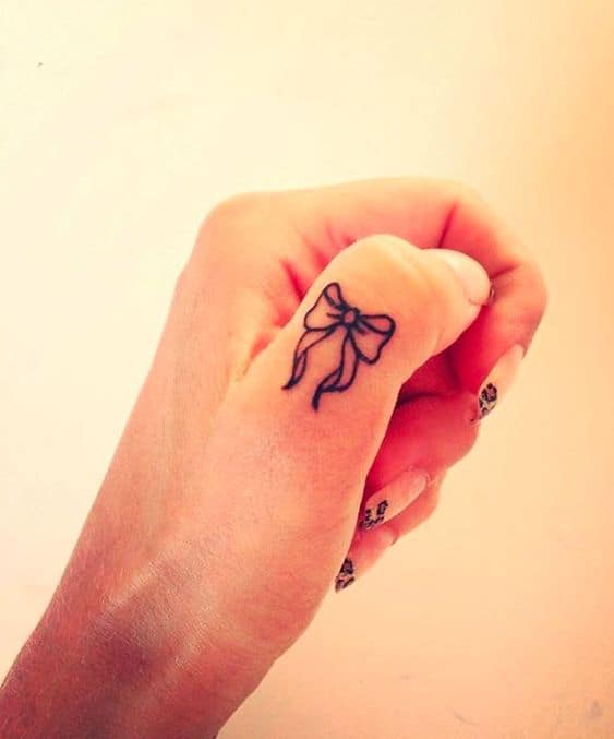 tatuagem no dedão da mão