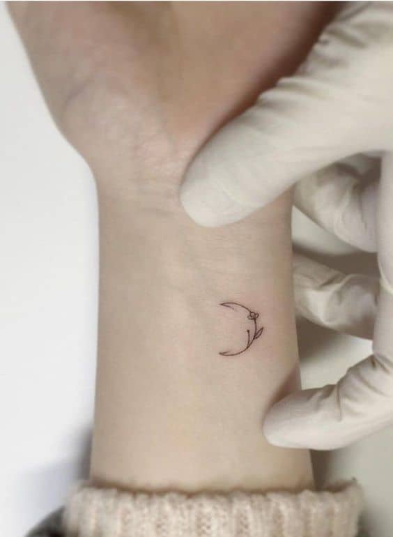 tatuagem no pulso delicada