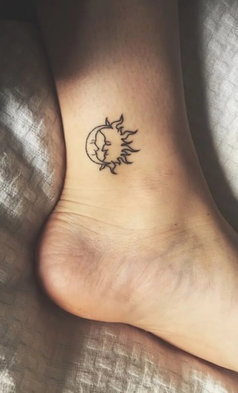 tatuagem pequena no tornozel