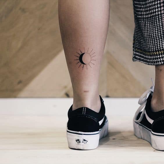 tatuagem sol e lua na perna